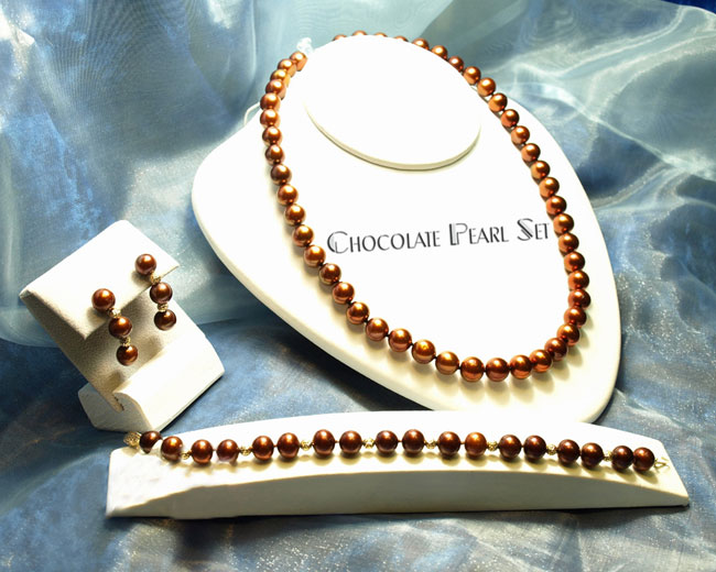 <b>Description: </b>Chocolate necklace, earring and bracelet.(Call or e mail for price and details.)